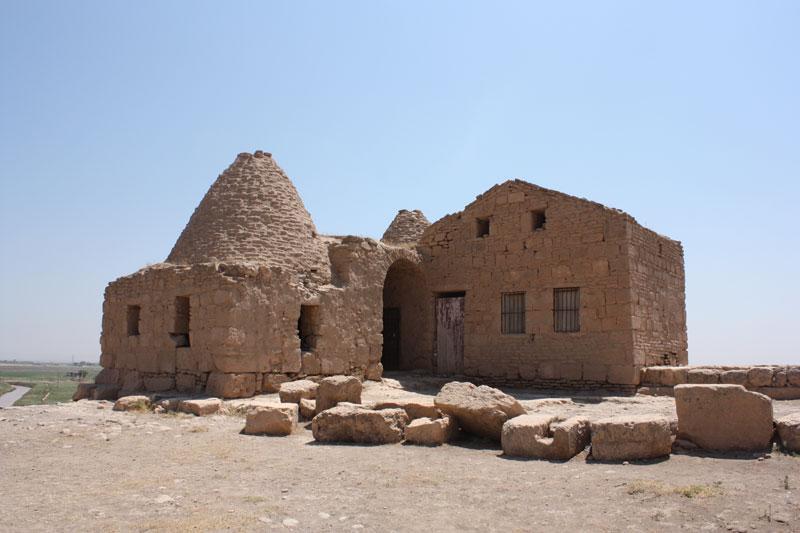 Yöreye özgü taşlar ve Harran evlerkine özgü konik tavanı ile tarihi bina gibi durması sizi aldatmasın...  Müştemilat kısmı kaleye sonradan yapılmış ve kalıntıyı bekleyen bekçilerin kaldığı yer... Tarihi bir bina değil...