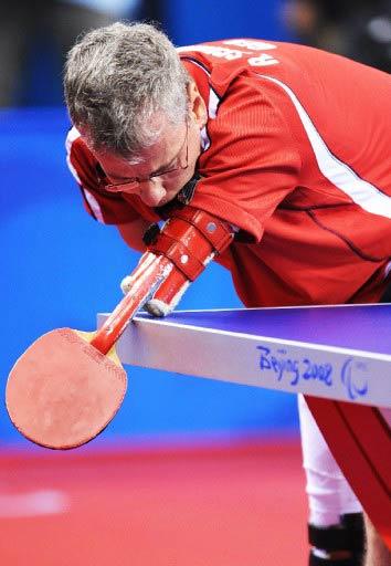ALMAN TENISCI RAINER SCHMIDT, PARALIMPIK OLIMPIYATLAR ERKEKLER BIREYSEL MASA TENISI KARSILASMASINDA, POLONYALI RAKIBI MIROSLAW KOWALSKI ILE MUCADELE ETTI. MACI 3-0 KAZANAN SCHMIDT CEYREK FINALE YUKSELDI.