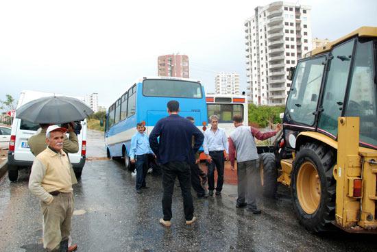 Mersin'de belediye tarafından kapatılmayan çukura 1i belediye otobüsü olmak üzere 3 toplu taşıma aracı düştü. Çukurdan çıkamayan araçlar iş makinesiyle ile çekilerek kurtarılabildi.