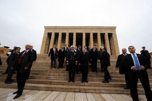 Barak, Davutoğlu ile görüşmesinden önce Anıtkabir'i ziyaret etti.