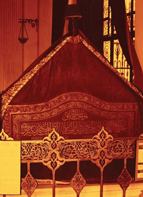 5 Şubat 1918'de şiddetli soğuk algınlığı sebebiyle rahatsızlanan 2. Abd&uuml;lhamid, saray doktoru H&uuml;seyin &Acirc;tıf Bey'in verdiği il&acirc;&ccedil;ları kullanınca akşama doğru iyileşir gibi oldu; hatt&acirc; giyindi ve biraz dolaştı. Akşam yemeğinde &acirc;deti olduğu &uuml;zere ailesiyle birlikte sofraya oturdu. İştahsızlıktan s&ouml;z ederek bir k&ouml;fte, bir iki kaşık kabak, bir adet de pirin&ccedil; unu tatlısı yiyen 2. Abd&uuml;lhamid, yemekten sonra g&ouml;ğs&uuml;nde bir sancı hissetmeye başlayınca M&uuml;şfika Hanım derhal doktor getirtmek istedi; ama &Acirc;tıf Bey o sabah m&uuml;saade alarak evine gitmişti. Kardeşi Vahdettin Efendi'nin husus&icirc; doktoru Aleksiyadis Efendi Beylerbeyi'nde oturuyordu. Hemen Muhafız Kumandanı Rasim Bey ona haber g&ouml;nderdi. Abd&uuml;lhamid'i muayene eden doktorun teşhisi "zat&uuml;rree" başlangıcıydı. H&acirc;k&acirc;n-ı S&acirc;bık'ın &uuml;ş&uuml;me n&ouml;betlerinin ardı arkası kesilmiyordu. Bu arada Sultan Reşad ve Enver Paşa'ya vaziyet bildirildi. Sonunda &Acirc;tıf Bey saraya geldi. O da muayene neticesinde aynı kanaate varınca Abd&uuml;lhamid, bir de meşhur doktorlardan Neşet &Ouml;mer Bey'e kontrol ettirildi. Durumu iyi değildi, sabaha kadar sarayda kimsenin g&ouml;z&uuml;ne uyku girmedi.<br><br>

Doktorların tavsiye ettiği il&acirc;&ccedil;ları kullanmasına rağmen, Abd&uuml;lhamid'in hastalığı ağırlaşıyor ve bir iyileşme belirtisi g&ouml;r&uuml;lm&uuml;yordu. Sabahları banyo yapmaması tavsiye edilen Abd&uuml;lhamid, ihtimal vefat edeceğini hissetmiş olmalı ki, "Banyo benim medar-ı hayatımdır, beni kimse bundan men edemez, beni banyodan mahrum ederseniz hakkımı hel&acirc;l etmem." diyerek bu tavsiyeyi dinlemedi. Vefat ettiği g&uuml;n&uuml;n sabahında da banyosunu yaptı.<br><br>

Hayatının son yirmi yılında d&acirc;ima yanında bulunan M&uuml;şfika Hanım, banyodan sonra &ccedil;amaşırlarını giydirdi yaşlı &ccedil;ınarın. Fakat bir şey dikkatini &ccedil;ekti. Abd&uuml;lhamid'in sırtı fevkal&acirc;de terliyordu. M&uuml;şfika Hanım endişe i&ccedil;erisinde, "Aman efendiciğim &ccedil;ok terliyorsunuz." deyince Abd&uuml;lhamid'in dudaklarından, "Kadın, bu ecel teridir." s&ouml;zleri d&ouml;k&uuml;ld&uuml;. Bu ifadeler karşısında M&uuml;şfika Hanım irkildi. Daha sonra Abd&uuml;lhamid oturduğu yerde sabah namazını ed&acirc; etti ve s&uuml;t&uuml;n&uuml; istedi. &Acirc;deti &uuml;zere yarım bardak maden suyuna karıştırılmış s&uuml;t&uuml;n&uuml; i&ccedil;tikten sonra, "Hamdolsun Yarabbi! Daha iyiyim." deyip M&uuml;şfika Hanım'ın yardımıyla yatak odasına girdi ve yavaş&ccedil;a yatağına uzandı. O dakikalarda Sultan Reşad'ın, Sel&acirc;m-ı Ş&acirc;h&acirc;ne ile Dolmabah&ccedil;e'den g&ouml;nderdiği doktorlar geldi. Muayene esnasında Şehzade &Acirc;bid Efendi'nin mahzun bir h&acirc;lde karşısında durduğunu g&ouml;ren Abd&uuml;lhamid, "Ağlama oğlum. İyiyim, &uuml;z&uuml;lme." diyerek onu teskin etti. Biraz rahat nefes alabilmek i&ccedil;in doktorlardan kan almalarını istedi. Doktorların, rahat etmesi i&ccedil;in morfin yapma tekliflerini ise reddetti.