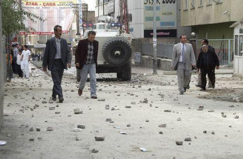 Terörist başı Abdullah Öcalan'ın yakalanışının yıldönümü nedeniyle Doğu ve Güneydoğu illerinde PKK yandaşları kenpnek açmadı, açtırmadı. Yapılan eylmelere polis müdahale ederken çocuklar yine ön plandaydı