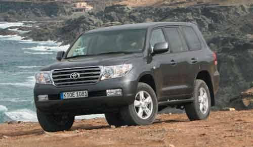 TOYOTA LAND CRUISER 4.5 V8 D-4D: İri cüssesi ve 2665 kg'lik ağırlığına rağmen ortalama 10.2 lt/100 km tüketen dizel motorlu Land Cruiser