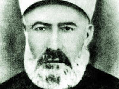 <br> <br> YAZDIĞI KİTAP İSKİLİPLİ ATIF HOCAYI İPE GÖTÜRDÜ<br> <br>
Fatih Medresesi dersiamlarından İskilipli Muhammed Atıf Efendi,12 Temmuz 1924te Maarif Vekâletinden (Milli Eğitim Bakanlığı) aldığı izinle Frenk Mukallitliği ve Şapka isimli 32 sayfalık risalesini yayınladı. Eserinde; Avrupanın ilim ve fennini almanın caiz, hatta lüzumlu olduğu; ancak yapılanın ise daha çok şuursuz bir batı taklitçiliği olduğu mesajını veriyordu. 28 Kasım 1925te kabul edilen Şapka Kanunu, Atıf Hoca için sonun başlangıcı olacaktı.<br> <br> Bir gece ansızın evi polislerce basıldı. Resmi arama izni olmamasına rağmen arama yapıldı. Frenk Mukallitliği ve Şapka kitabı hakkında tutanak tutuldu. İstiklal Mahkemeleri, kanunu geriye doğru işleterek Atıf Hocayı Şapka Kanununa muhalefet ettiği gerekçesiyle tutukladı. Basımından 18 ay sonra kitap, Bakanlar Kurulu kararıyla toplatıldı. Atıf Efendi önce Eser-i Cedit vapurunun hayvan taşınan hangarında Giresuna götürüldü.<br> <br> Mahkemede şapka isyanında direnişçilerin başı olduğu öne sürülen Hafız Muharremle yüzleştirildi. Beraat etmesine rağmen serbest bırakılmadı. Trenle Kel Ali lakaplı Ali Çetinkayanın başında olduğu Ankara İstiklal Mahkemesine sevk edildi. Bu kez hakkındaki suçlama halkı kanunlara karşı kışkırtmaktı. Beş celse süren dava sonunda hakkında 3 yıl hapis istendi. Ancak Atıf Hoca, suçsuz olduğunu belirterek savunmasını hazırlamadı. İdam cezası 4 Şubat 1926da infaz edildiğinde 51 yaşındaydı. Cenazesi ailesine teslim edilmeden kimsesizler mezarlığına defnedildi.