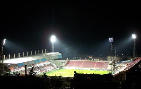 <b>TRABZON HÜSEYİN AVNİ AKER STADI</b> Hüseyin Avni Aker Stadı'nın altyapısının tamamen yenilendi ve sahaya doğal çim serildi. Ayrıca naklen yayın noktaları ve çevre düzenleme çalışmaları da tüm hızıyla devam ediyor. Maraton ve kale arkası tribünleri arasındaki kolonlar tribün haline getirilerek, stat kapasitesi 22 bin civarına çıkarılacak. Soyunma odaları ve koridorlara çağdaş bir görünüm kazandırıldı. Evsahibi ve misafir takım soyunma odalarıyla birlikte, hakem ve temsilci odaları yenileniyor. Stat koridorları da UEFA kriterleri doğrultusunda düzenlenerek eksikler tamamlanıyor.
