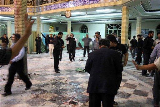 İran'ın Sistan-Belucistan eyaletinin Zahidan kentindeki Emir-el Muminin Camisi'nde bomba patlaraka 25 kişinin ölümüne 119 kişinin yaralanmasına yol açan 3 kişi cami yakınında asıldı