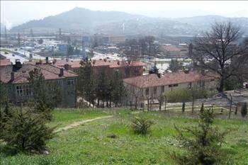 <p>KARABÜK Karabük bir Cumhuriyet şehridir. Safranbolu ilçesinin bir köyü olan Öğlebeli'nin 13 hanelik mahallesi olan Karabük, 1935 yılında Ankara-Zonguldak demiryolunun açılmasıyla bugünkü istasyonun olduğu yere bir ad verilmesi gerektiğinde 13 hanelik Karabük mahallesi istasyonu adı verilmiştir.</p>