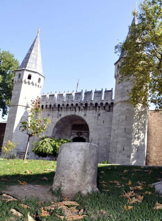 Cellat mezarlarının isimsiz olduğunu, mesleklerinden dolayı üzerinde hiçbir kayıt bulunmadığını ifade eden ''Taşa İşlenen Medeniyet'' kitabının yazarı Ömer Faruk Dere, ''Taşları özensiz. Sadece çekiç ve kalem izlerini görüyoruz. Düz bir şekilde getirilip konulmuş. Cellat mezarlıklarında özen olmaz. İnsanlar baktıklarında sanki bir istinat duvarı gibi veya mezarların şebekelendiği, bağlandığı bir direk olarak algılayabilir'' dedi.