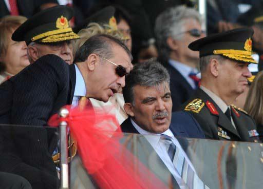 19 Mayıs Atatürk'ü Anma ve Gençlik ve Spor Bayramı, yurt genelinde törenlerle kutlandı. Ankara'da bayram Cumhurbaşkanı Gül'ün de katıldığı törenle, 19 Mayıs Stadyumu'nda kutlandı.