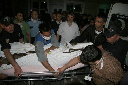 Bursa Yıldırım Merkez İlçesi'nde Şevket Yılmaz Devlet Hastanesinde yangın çıktı. 1'i çocuk 39 hastanın başka hastanelere sevk edildiği yangın sonucu 3'ü kadın 8 kişi hayatını kaybetti.