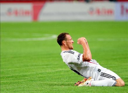 2009-2010 Sezonu perdesini açtı. Şampiyon Beşiktaş, açılış maçında İstanbul Belediyespor'la öne geçtiği maçta 1-1 berabere kaldı...