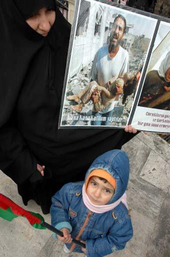 İsrail'in Gazze'ye yönelik acımasız saldırıları Türkiye'nin pek çok kentinde ve Orta Doğu'da protesto edildi. Protestolardan kareler...