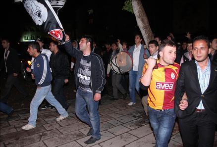Taraftarlar, takımlarının 2-1'lik Galatasaray galibiyetini Taksim Meydanı başta olmak üzere yurt çapında pek çek yerde sokaklarda kutladı. Taraftarlar,yollarda sevinç gösterisinde bulundu.