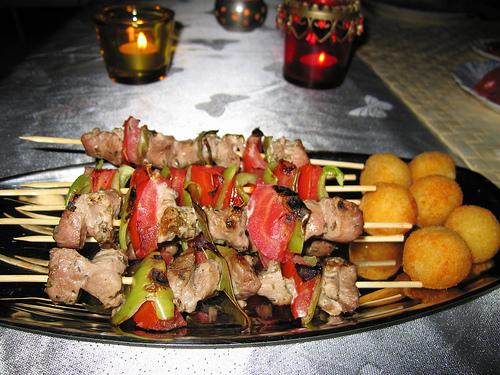 <p>"Şiş kebap için kuzu but yahut dananın bonfile kısmı kullanılabilir. Izgara etlerinin yumuşak olması lazım."