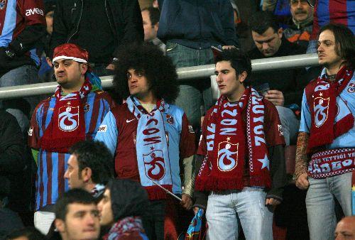 4 golle biten ve nefes kesen Trabzonspor-Galatasaray maçında sahada oyuncular mücadele verirken tribünlerde de renkli görüntüler vardı.