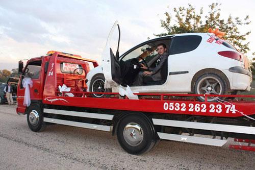 BURSA'DA YAŞAR SÖNMEZ İSİMLİ GENÇ, EVLENDİĞİ KIZ İÇİN ÇEKİCİ TUTTU. DÜĞÜN ARABASINI ÇEKİCİYE YÜKLEYEREK ŞEHİR TURU ATAN ÇİFT, İLGİNÇ BİR EVLİLİĞE İMZA ATTI. FOTOĞRAF: YUSUF SERKAN YILMAZ