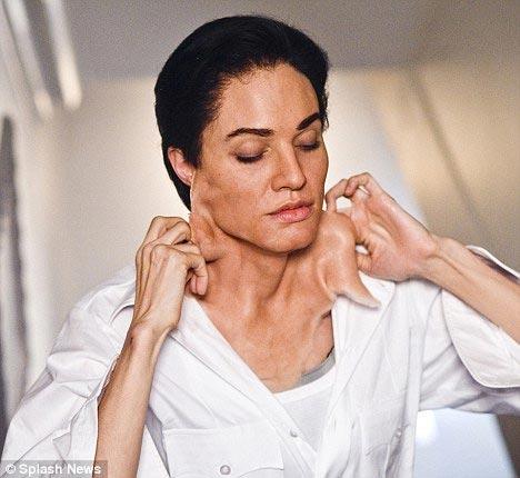Ünlü aktrisin yaklaşık 4 saat süren makyajı öyle başarılı olmuş ki, seti ziyaret eden Brad Pitt, sevgilisini bu halde öpmeyi redderken, evlatlık oğlu Maddox ise annesini tanımamış bile.