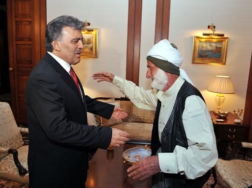Cumhurbaşkanı Abdullah Gül, kendisiyle görüşmek için Malatya'dan yürüyerek yola çıkan 68 yaşındaki Sami Karaaslan'ı, ağırlardı. Karaaslan 'Mekke'ye Hac için yaya gittim. Ankara ne ki?' dedi.