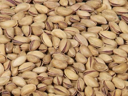 ANTEP FISTIĞI: Günde 10-12 adet yenilen iç antepfıstığı,vücudun günlük yağ ihtiyacını karşılayabilmektedir. -100 g antepfıstığı vücudun günlük protein,vitamin B1 ve fosfor ihtiyacının %35ini karşılayabilmektedir. -Kandaki kolesterol seviyesini düşürür. Kroner kalp hastalığının riskini azaltır. -Antepfıstığı şeker hastalığında (Diabete Mellitus)kullanılabilir. -İnce bağırsakta glikoz emilimini azaltır ve kan şekerinin yükselmesini önler. -Antep fıstığı nekahet dönemlerinde de vücudun dostudur. Bir terkip içinde veya tek başına tüketilen fıstık, nekahet dönemin rahat ve kısa sürmesini sağlar, bünyeyi dirençli hale getirir. -Akciğer için iyi bir iltihap temizleyicidir. Göğsü yumuşatır, ağrılarını hafifletir, öksürüğün geçmesine yardımcı olur.