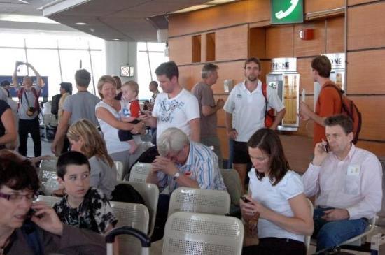 350 yolcu ve 16 kişilik mürettebat taşıyan yolcu uçağı uçak, gövdesinde açılan delik yüzünden iç basıncını kaybedince acil iniş yaptı