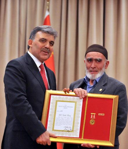 Cumhurbaşkanı Gül, 2007-2008 yıllarında TSK ve emniyet mensubu olarak görev yaparken şehit olanların yakınlarıyla malul ve gazi 61 kişiye Devlet Övünç Madalyası verdi.