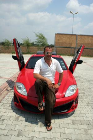 Adana'da da bir otomobil tutkunu, modifiyede sınırın olmadığını gözler önüne serdi. 30 bin liraya aldığı LPG'li otomobilini, hayallerindeki Ferrari'ye benzetmek için her şeyi yaptı.