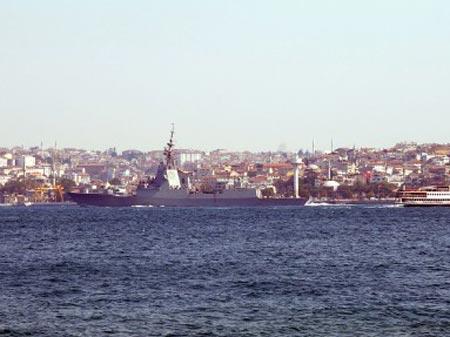 Çanakkale Boğazı'na giriş yapan Polonya gemisi ''General Plasky'' ile ABD'nin ''Mc Faul-74'' gemileri Boğaz'dan geçiyor.
