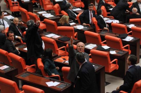 Demokrakik açılım görüşmelerinin yapıldığı TBMM Genel Kurulda, CHP lideri Baykal'ın konuşmasını tamamlamasının ardından izleyici localarında bulunan bazı kişiler slogan atarak eylem yapmaya kalkınca gözaltına alındı. Protestocular CHP'li vekille bağlantıl
