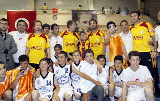 Galatasaraylı futbolcular Emre Aşık, Arda, Ayhan ve kaleci Orkun, zihinsel engelli sporcuların katıldığı 1. Hasan Doğan Futsal Turnuvası'nda gösteri maçı yaptılar. Maçta çok renkli görüntüler vardı: