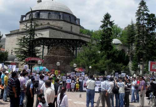 TOKAD ve Özgür Eğitim-Sen'in Yasakçı Eğitime Hayır! eyleminde, ÖSSdeki başörtüsü yasağı ve katsayı adaletsizliği kınandı, eğitimi okul duvarlarına hapseden anlayışa itiraz edildi.