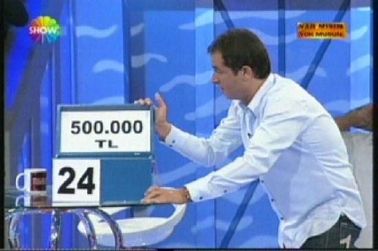 Sonunda beklenen oldu... Show TVde Acun Ilıcalının sunduğu Var mısın yok musun yarışmasında bir yarışmacı 128 milyarı reddedek kutuya gitti ve 500 milyarı kazandı.
