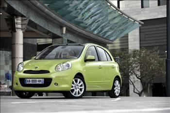 Nissanın ikinci yeniliği ise tamamen yenilenen Micra. Nissanın yeni V platformunda tasarlanan Yeni Micra, tam manası ile yeni üretim mühendisliği süreci ile geliştirildi.
Yeni Micra, en az 4 farklı üretim tesisinde üretilmek üzere Japonyada tasarlanarak test edildi. İlk üretimi Avrupa ve Japonya gibi pazarlarda başlatma geleneğini bozan Nissan, yeni Micra üretimi için Tayland, Hindistan, Meksika ve Çin gibi pazarları seçti. Avrupa da satılacak Yeni Micra da iki motor seçeneği bulunacak. Araçta, Nissan ın yeni nesil 1.2 lt. benzinli motoru görev alacak. Bu motor Note ve Qashqai de kullanılan 4 silindirli versiyon baz alınarak yeniden geliştirildi. Yeni motor sübap zamanlama kontrolünü de bünyesinde barındıracak. 80 bg güç üretecek olan bu motor 108 Nm tork üretim değerine sahip olacak.
Sadece 115g/km lik bir CO2 emisyon salınımı yapacak. Bu motora ek olarak Nissan, 1.2 lt hacminde 98 bglik güç ve 142 Nm tork üretim değerine sahip supercharged bir motoru daha kullanıcıların beğenisine sunacak. Bu motorsa sadece 95g/km lik bir emisyon değeriyle salınım yapacak. Stop-start sisteminin de standart sunulacağı bu versiyonda bu sistem sayesinde yüzde 6 daha düşük emisyon değeri yakalanmış olacak.