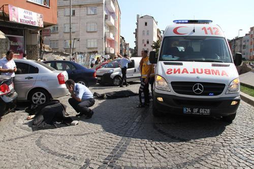İstanbul Zeytinburnu'nda sokakta yürüyen üç kişiye siyah bir arabadan üç el ateş edildi. Çeçen oldukları öğrenilen üç kişi olay yerinde hayatını kaybetti.