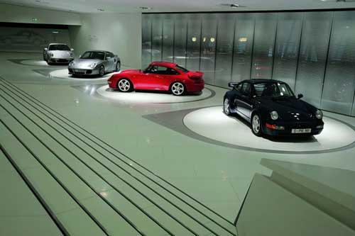 Porsche müzesinde tarihi gezinti
