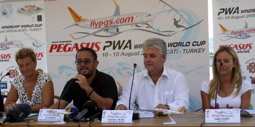 Türkiye Yelken Federasyonu'nun (TYF) o organize ettiği Windsurf Türkiye Şampiyonası'na 2. ayağı Alaçatı'da sürüyor.