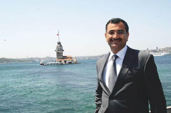 "Avrupa Kültür Başkenti İstanbul 2010a hazırlanıyor. Dünyada İstanbul, İstanbulda da Üsküdar konuşulacak." diyen Üsküdar Belediye Başkanı Mustafa Kara, şu anda şantiyeye dönen ilçesini gelecekte neler beklediğini ve projelerini anlattı...