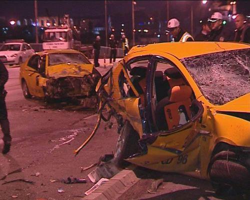 Fatih Unkapanı Köprüsü üzerinde 2 taksi kafa kafaya çarpıştı. Kazada 2 kişi öldü, 6 kişi de yaralandı.