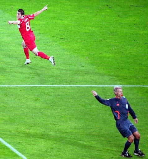 EURO 2008 AVRUPA FUTBOL SAMPIYONASI FINALLERINDE TURKIYE ILE CEK CUMHURIYETI, KARSILASMISTI. MILLILERIMIZ, HAKEM PETER FROJDFELDT'IN YONETTIGI MACTA NIHAT KAHVECI'NIN SON DAKIKALARDA ATTIGI IKI GOLLE CEYREK FINALE YUKSELMISTI. (SALIH ZEKI FAZLIOGLU)
