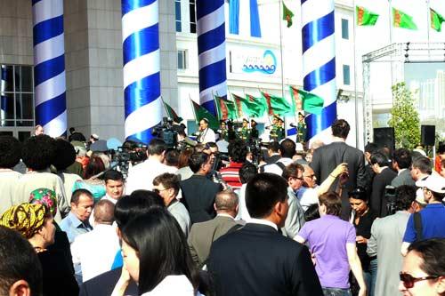 Berdimuhammedov, gece-gündüz ısı farkı en büyük şehirlerinden birinde dünyanın en tuzlu gölünün kıyısına dillere destan bir tesis, muhteşem bir açılış yaptı ama gazetecilerin şovu görüntülemesi için elden gelen arkaya konmadı! Bunlar kurtarılabilenler...