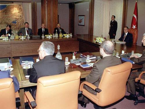 'NANK&Ouml;R KEDİ'


Sezer'in bu tavrının ardından Ecevit ve Yılmaz toplantıyı terk etti. &Ouml;zkan giderken Anayasa'yı aldı ve Sezer'in bulunduğu y&ouml;ne geri fırlattı. Sezer'i K&ouml;şk'e kendilerinin &ccedil;ıkardığını hatırlatan &Ouml;zkan, Cumhurbaşkanı'na sarfettiği "nank&ouml;r kedi" s&ouml;z&uuml; siyaset tarihine ge&ccedil;ti.