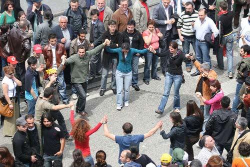 DİSK 32 yıl sonra 1 Mayıs'ı Taksim'de kutlamanın sevincini yaşadı. Hak İş ve Türk İş'e bağlı sendikalarda alanda saygı duruşu yaptılar