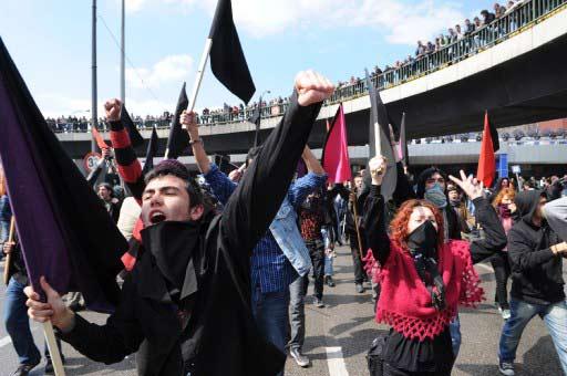 Ankara'daki 1 Mayıs kutlamalarının yapılacağı Sıhhiye Meydanı'na girişlerdeki arama noktasında polis ile göstericiler arasında arbede çıktı. Polis olayları yatıştırmak için havaya ateş açtı.
