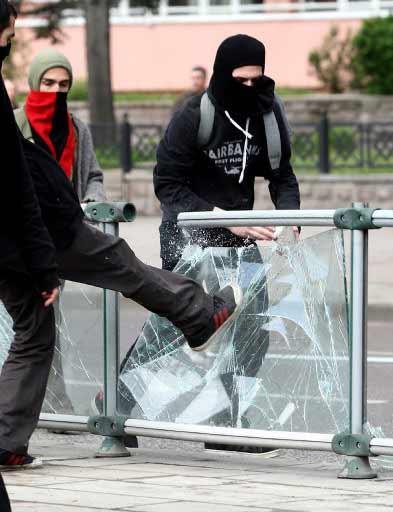 Ankara'daki 1 Mayıs kutlamalarının yapılacağı Sıhhiye Meydanı'na girişlerdeki arama noktasında polis ile göstericiler arasında arbede çıktı. Polis olayları yatıştırmak için havaya ateş açtı.