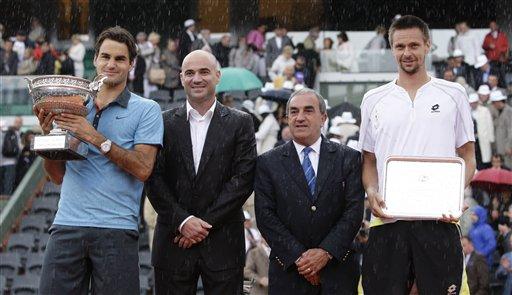 Roland Garros'u hiç kazanamamış 13 Grand Slam şampiyonu Roger Federer, hayatının en büyük hayalini gerçekleştirip daha önce 3 kez finalde Nadal'a yenildiği Fransa Açık'ta şampiyon oldu...