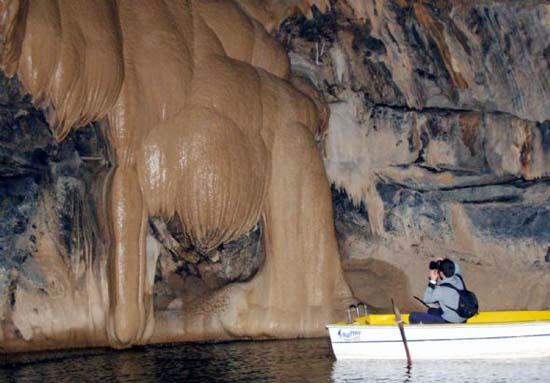 İbradı'ya 7, Ürünlü Köyü'ne 4 kilometre uzaklıktaki Altınbeşik Mağarası, sarkıt, dikitler ve muhteşem manzarasıyla turistlerin ilgisini çekiyor. Beyaz traverten oluşumların hakim olduğu 3 katlı mağaranın yaklaşık 250 metresi ziyarete açık durumda. Su derinliğinin yer yer 50 metreyi bulduğu mağaraya gelen turistler, kiraladıkları sandallar ile bu muhteşem doğa oluşumunu gezerek görme imkanı buluyor.