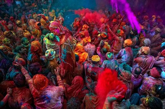 Baharın sonu yazın başlangıcını kutlayan Hindular, kast farklılıklarını bir kenara atıp bu çılgın festivalde doyasıya eğleniyor..