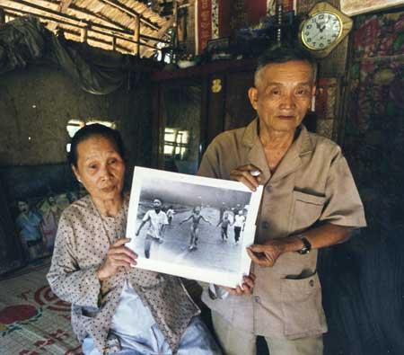 1972 Vietnam: Savaşı bitiren kare... My Lai Katliamı'nı Nick-Ut böyle görüntülemişti. Fotoğraftaki küçük kız ise Kim Phuc...