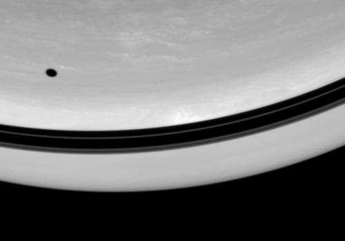 Satürn'ün uydularından Tethys'in gölgesi, gezegenin yüzeyinde. Bu fotoğrafın çekildiği 1 Ekim 2008 günü Cassini gezegene 615 bin kilometre mesafedeydi.