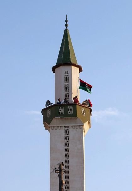 El Cezire televizyonu, Libya lideri Muammer Kaddafi'nin, Libya'nın yüzde 95'inin kontrolünü kaybettiğini duyurdu.