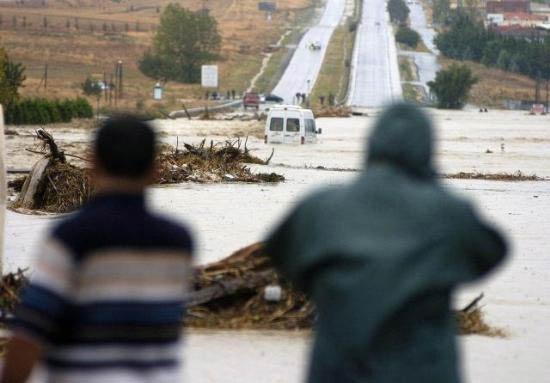 İstanbul Selimpaşa'da bir çok araç sel sularıyla birlikte denize döküldü. İki minik kardeş ise kayıp, helikopterler mahsur kalan vatandaşlar için havalandı.